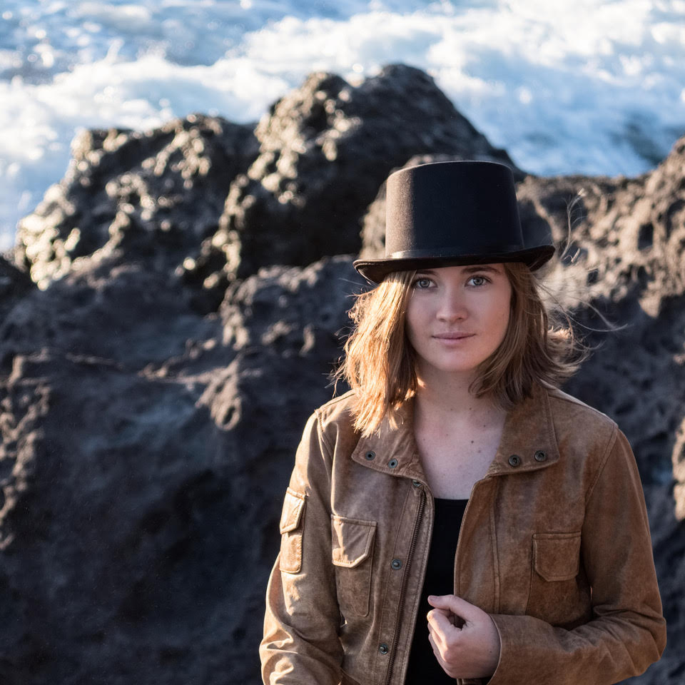Luna Keller - by the sea